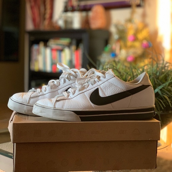 Nike shoes - Picture 1 of 3